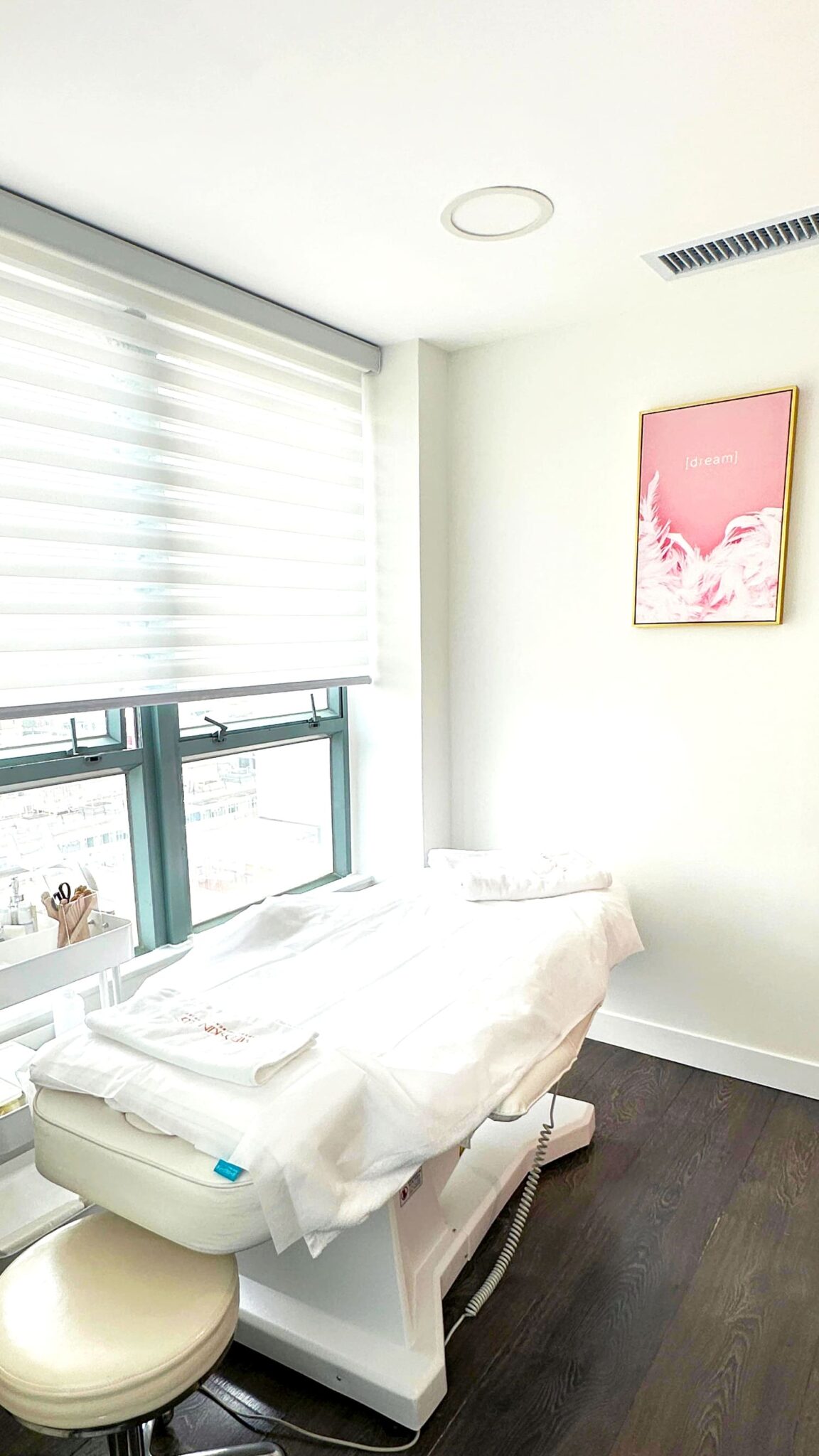 sterile-beauty-treatment-room-sink