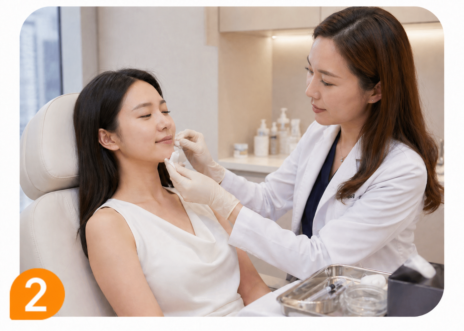 醫學美容診所內，穿白袍戴手套的女士以棉棒為坐在治療椅上的客人護理下顎位置，另一手輕托下巴，前方不鏽鋼托盤放有器械、紗布與棉花球。